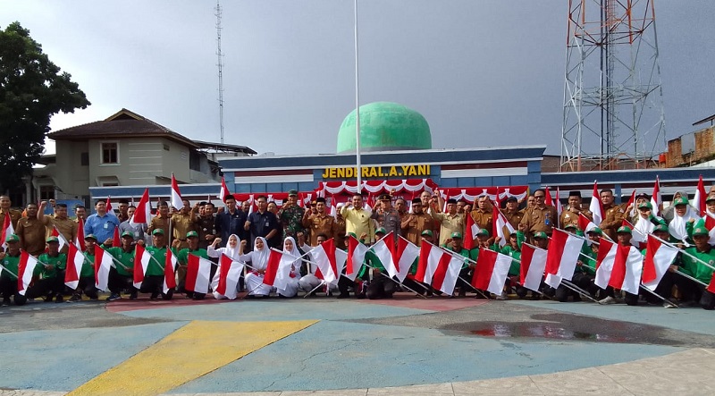 Pj Bupati Agara Bagikan Bendera Merah Putih WASPADA