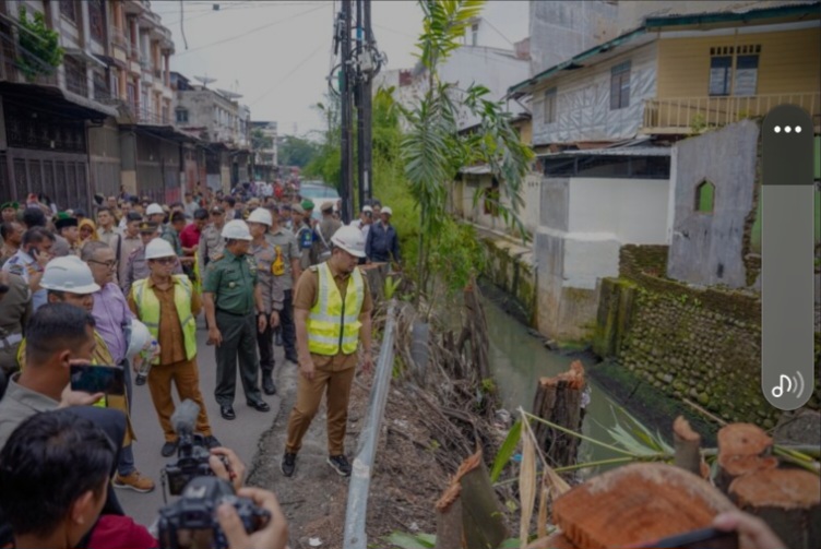 WASPADA Atasi Banjir Di 3 Wilayah Pemko Medan Lebarkan Parit Emas