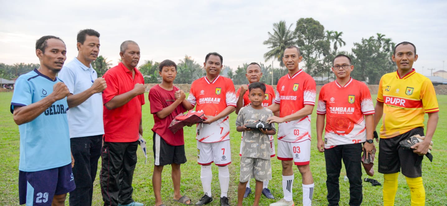 Gilang Dan Arpan Takjub Terima Sepatu Bola Dari Bupati Sergai Waspada