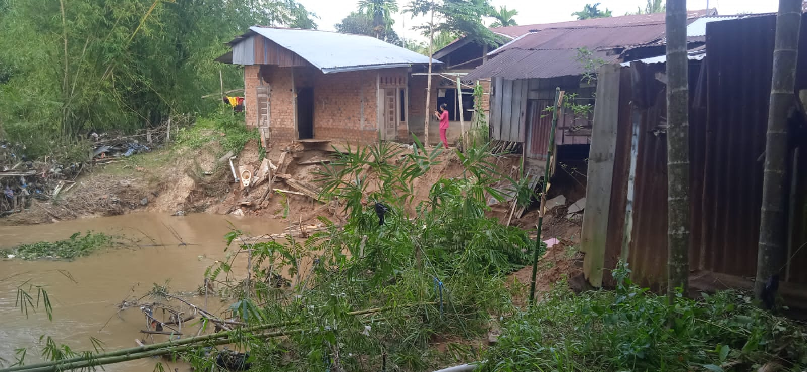 Empat Rumah Warga Nyaris Amblas Ke Krueng Langsa WASPADA