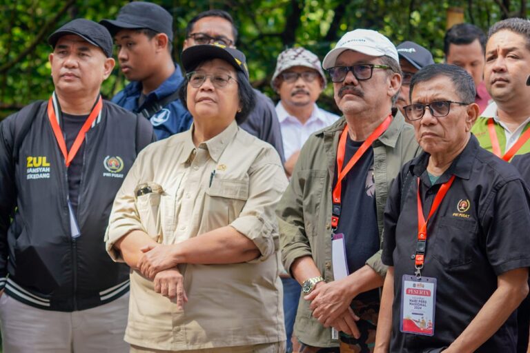 Menteri LHK Dan PWI Pusat Tanam Mangrove Di TWA Angke Kapuk Jakarta