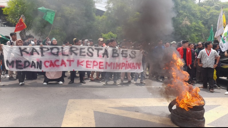 Mahasiswa Cipayung Plus Gelar Aksi Bakar Ban Di Depan Mapolrestabes