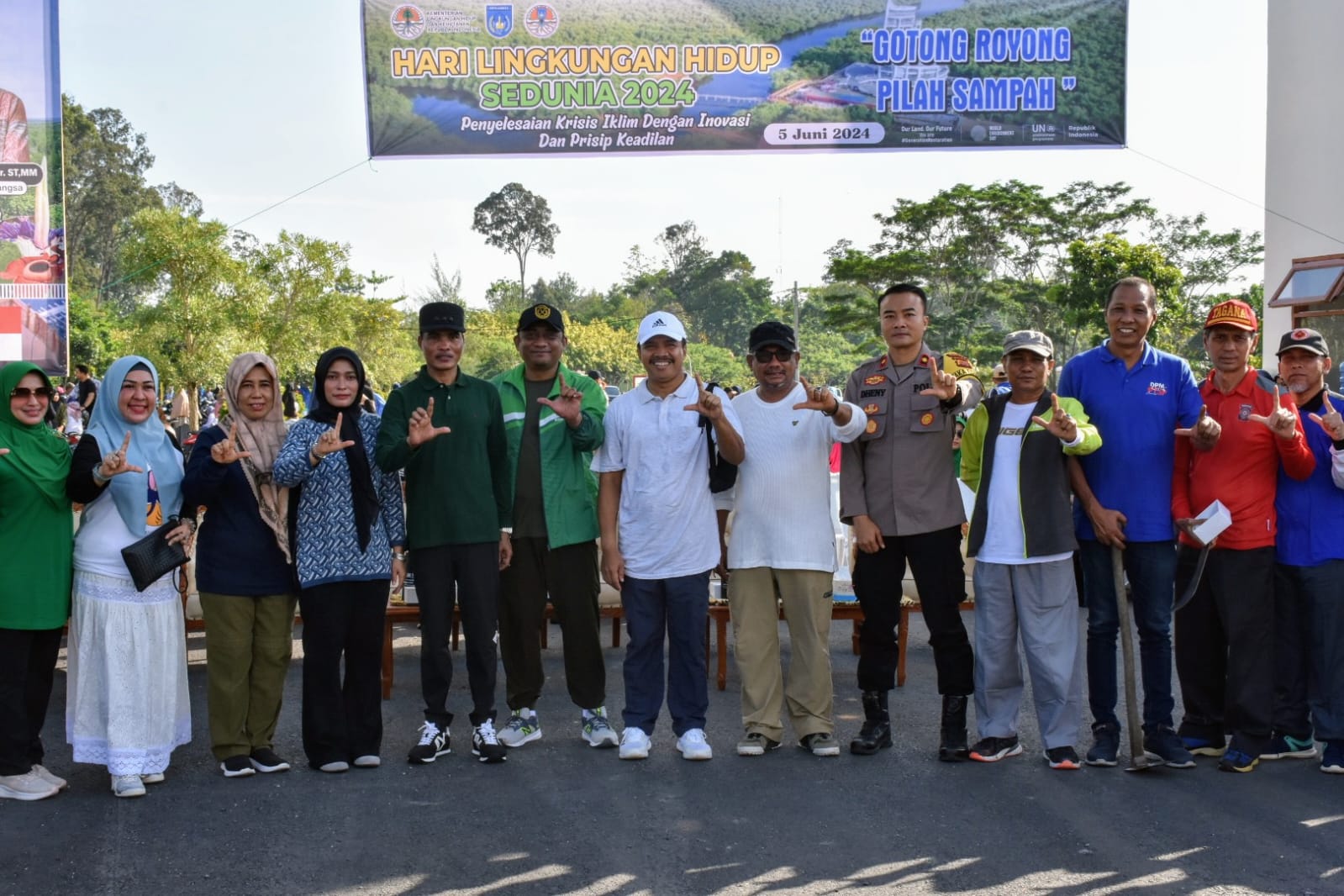 Menanam Pohon Tangkal Polusi Udara Dan Air Waspada