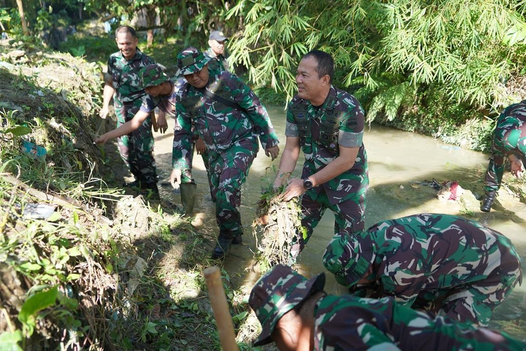 Danrem Pt Pimpin Pembersihan Tmp Nagur Dan Aliran Sungai Di Siantar