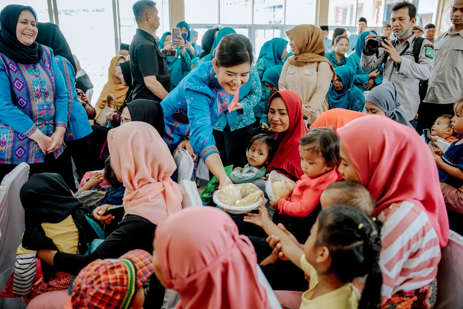 Atasi Stunting Di Medan Marelan Kahiyang Ayu Beri Makanan Tambahan 34