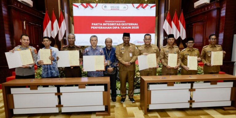 Pj Gubernur Serahkan DIPA Dan TKD 2025 Total Rp46 98 Triliun WASPADA