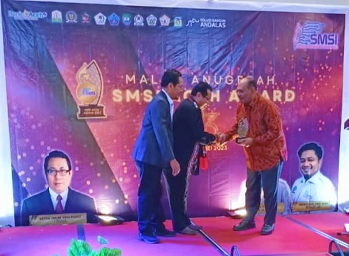 Berhasil Gerakkan Pembangunan Di Dapil, Ali Basrah Terima Anugerah SMSI Award