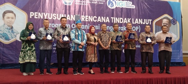 Nagan Raya Terima Penghargaan Dari Ikatan Guru Indonesia
