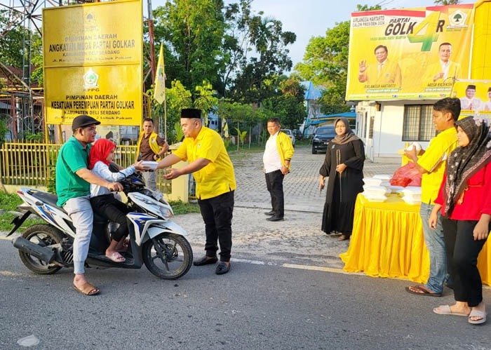 Kader Golkar Deli Serdang Bagikan Nasi Bungkus Dan Snack Untuk Berbuka Puasa