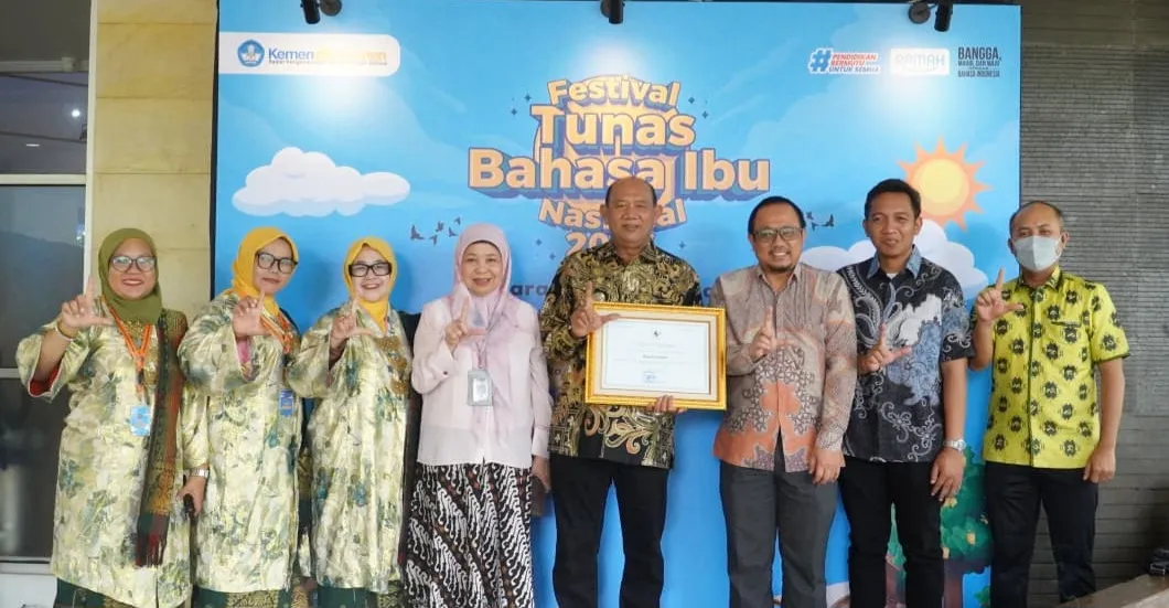 Bupati Syah Afandin Raih Penghargaan Revitalisasi Bahasa Daerah Dari Kemendikdasmen
