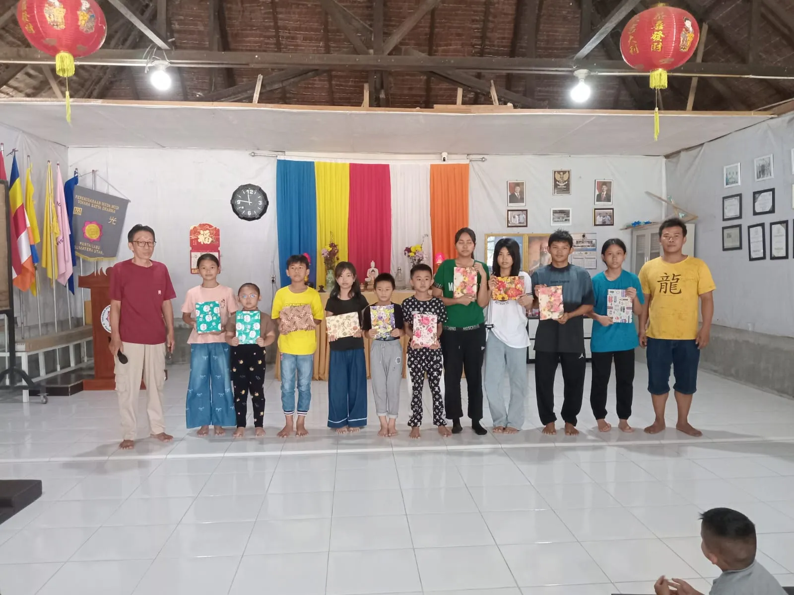 Sekolah Minggu Buddha Purnama Satya Dharma Beri Hadiah Buku Kepada Murid