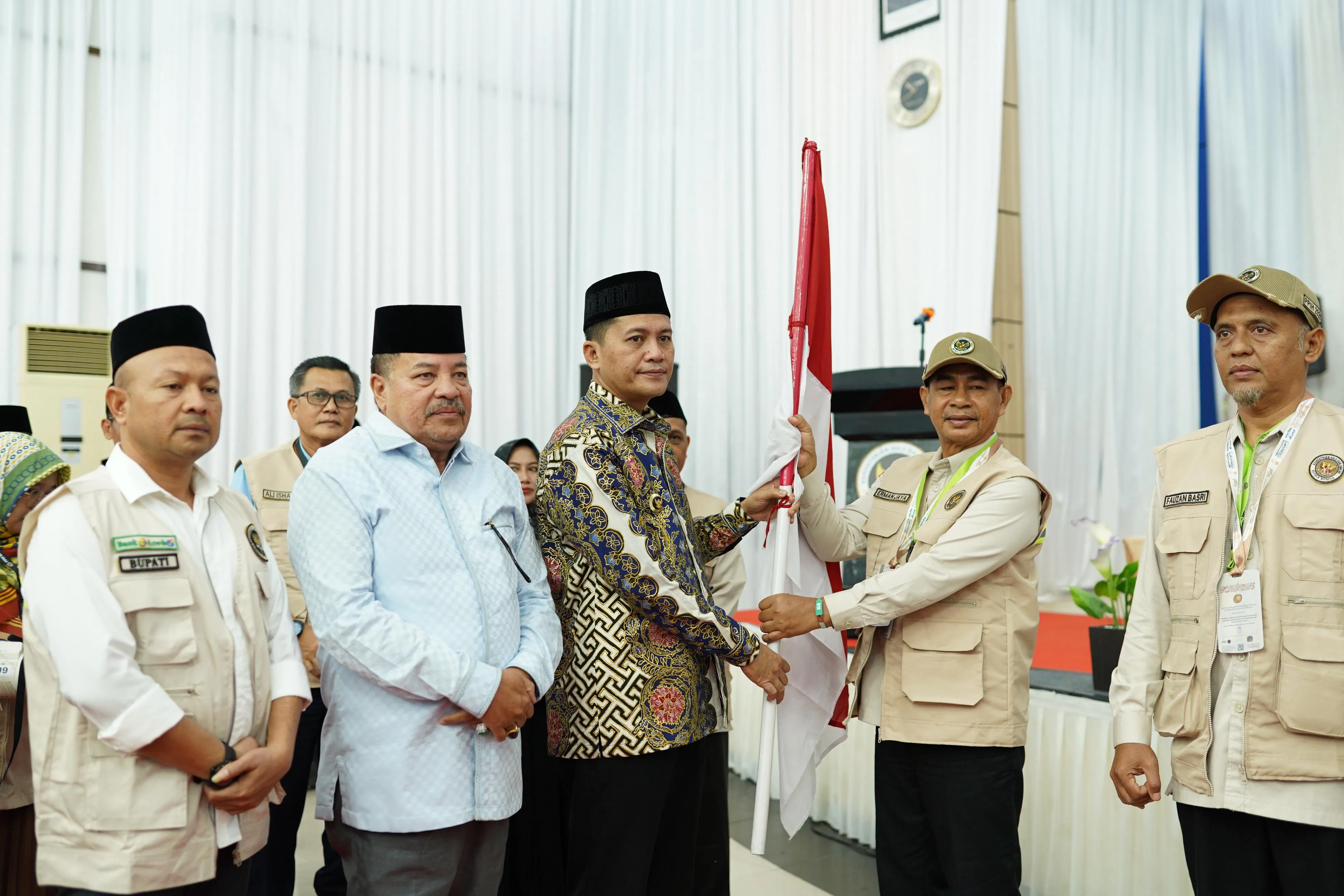 Bupati Mirwan Lepas Keberangkatan Calhaj: Doakan Daerah Saat di Tanah Suci