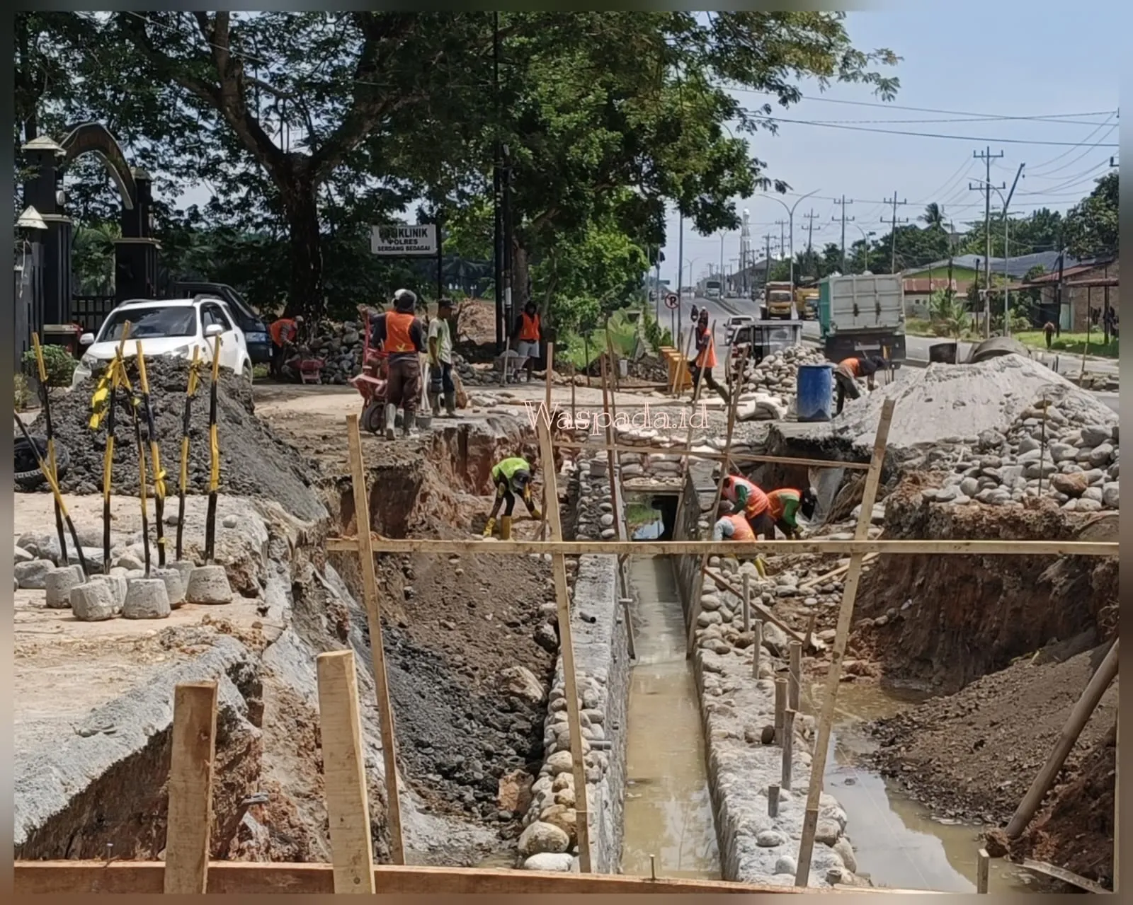 Pekerja Drainase di Depan Polres Sergai Diduga Abaikan K3 dan APD