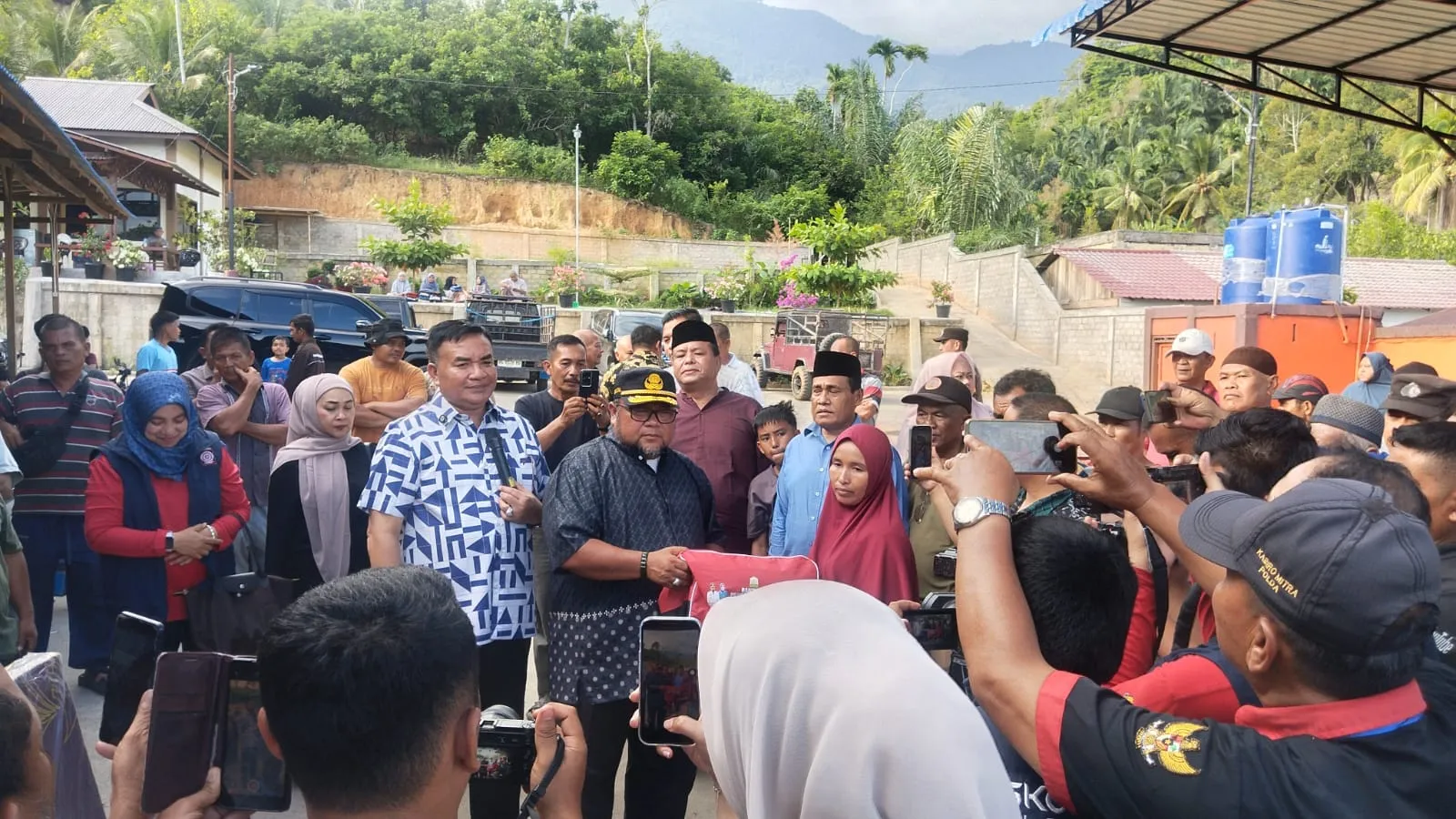 Bupati Salim Fakhry Serahkan Bantuan Logistik dan Jamin Administrasi Warga Korban Kebakaran Kute Bakti
