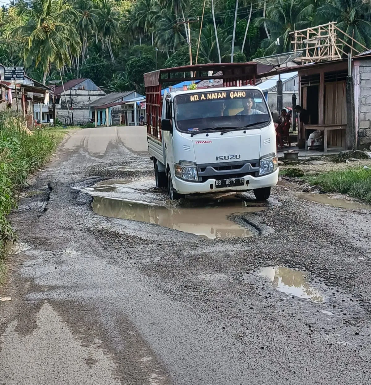 Ruas Jalan Nasional Gunungsitoli Menuju Nias Selatan Bertabur Lubang