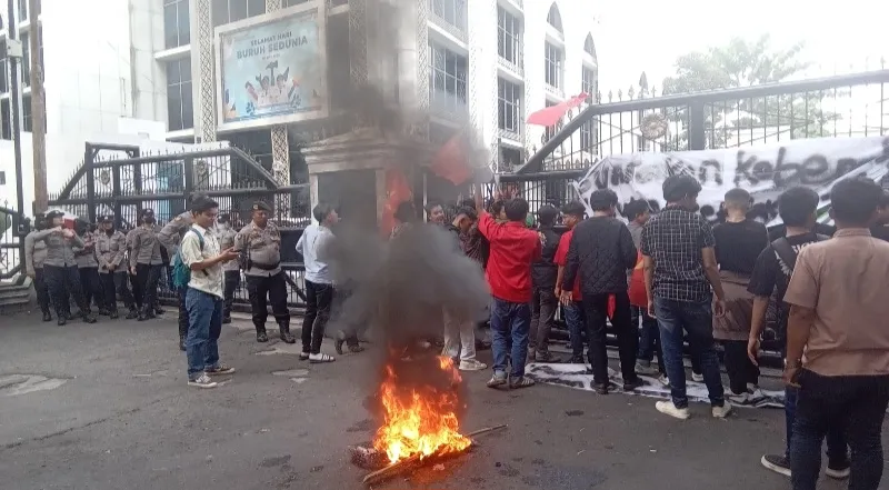 Mahasiswa Bakar Ban Di DPRD Sumut, Soroti Ketidakadilan Pendidikan