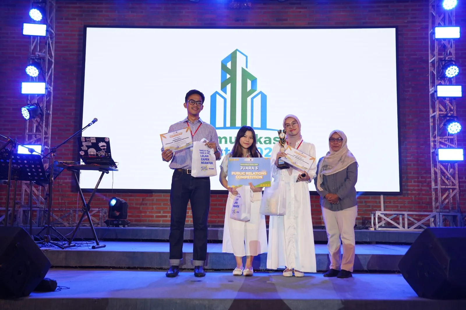 Sabet Juara Tiga Besar Nasional, Tim Pertalight UPER Gagas Solusi Hak Pejalan Kaki di Kota Besar