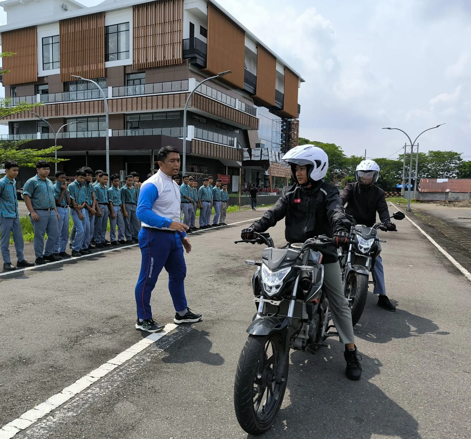 Indako Honda Bedah Strategi #cari_aman Jaga Jarak Bareng Siswa SMK