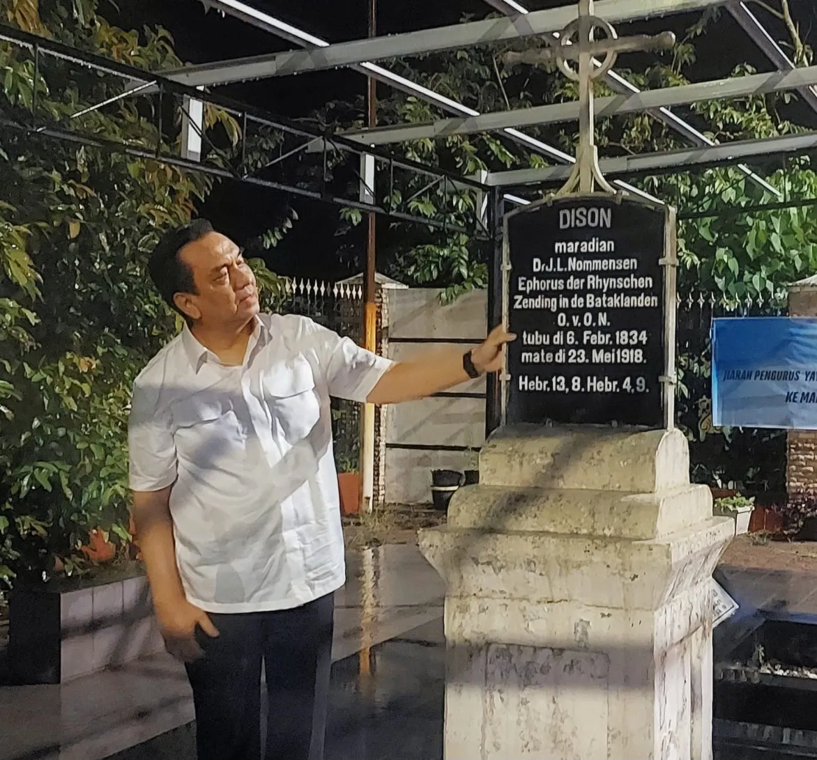 Dr Effendi Muara Sakti Simbolon Ziarah ke Makam Rasul Bangsa Batak I.L. Nommensen di Sigumpar