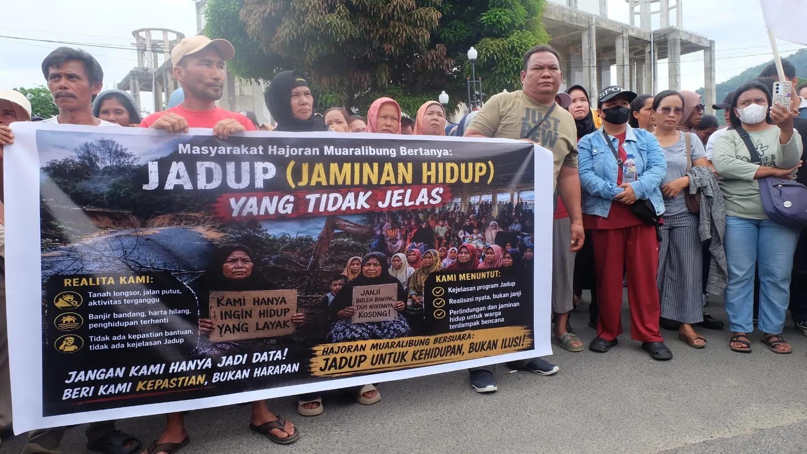 Warga Padati Kantor Bupati Tapteng, Desak Pencairan Bantuan Jaminan Hidup