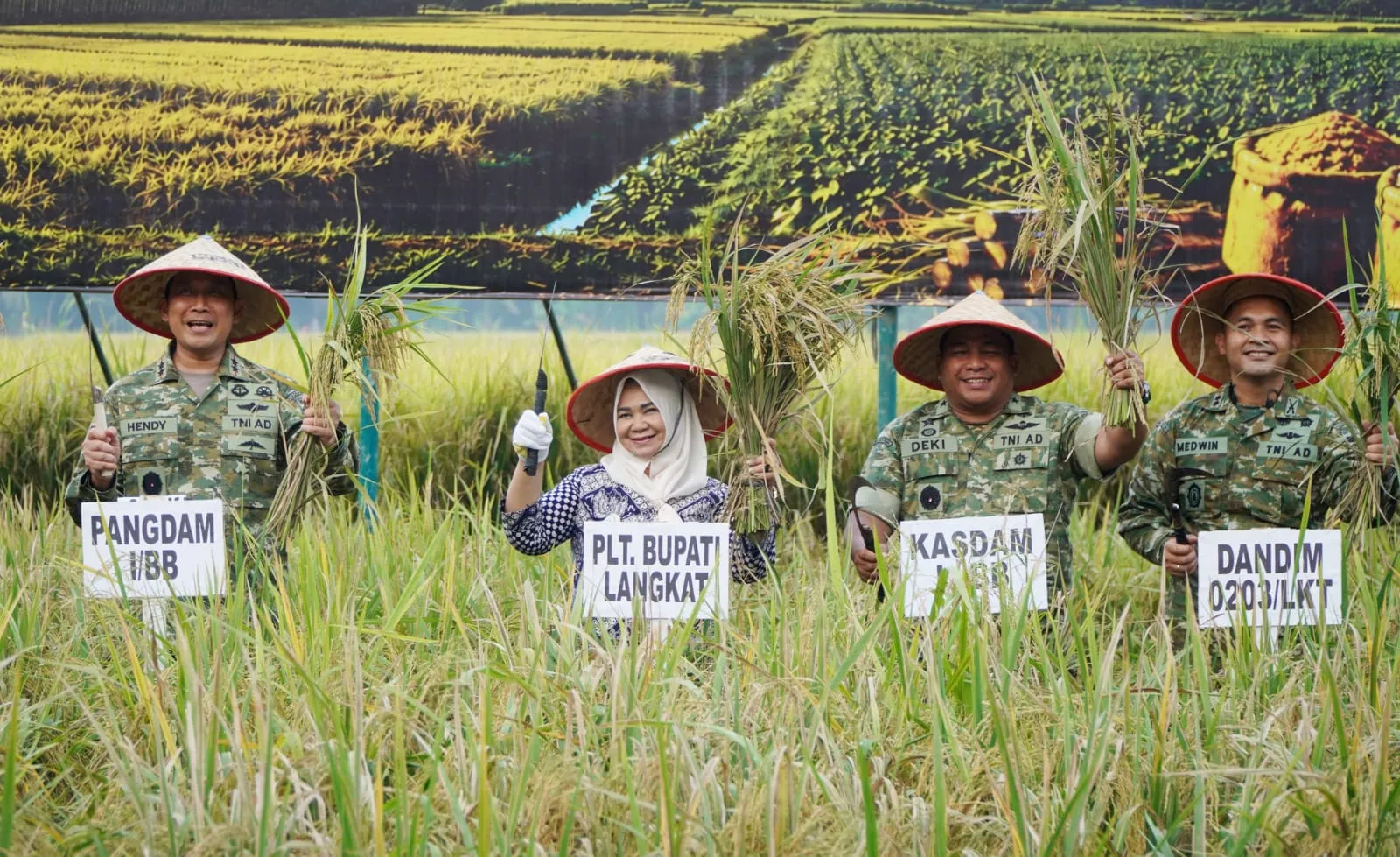 Plt Bupati Tiorita Dampingi Pangdam I/BB Panen Raya TNI, Perkuat Swasembada Pangan
