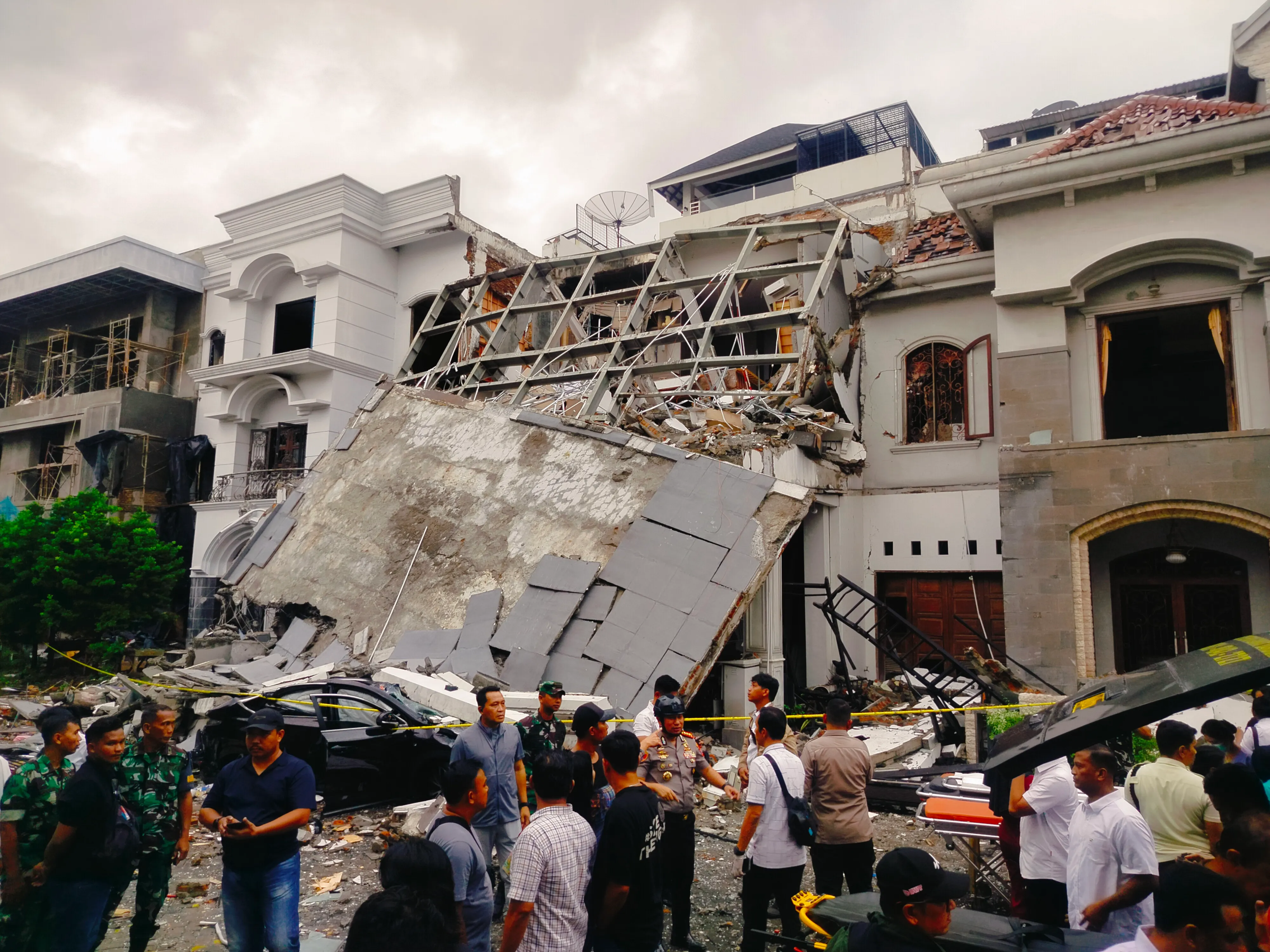Ledakan Dahsyat Hancurkan Rumah Mewah di Komplek Grand Polonia, 4 Orang Terjebak, Enam Luka-luka