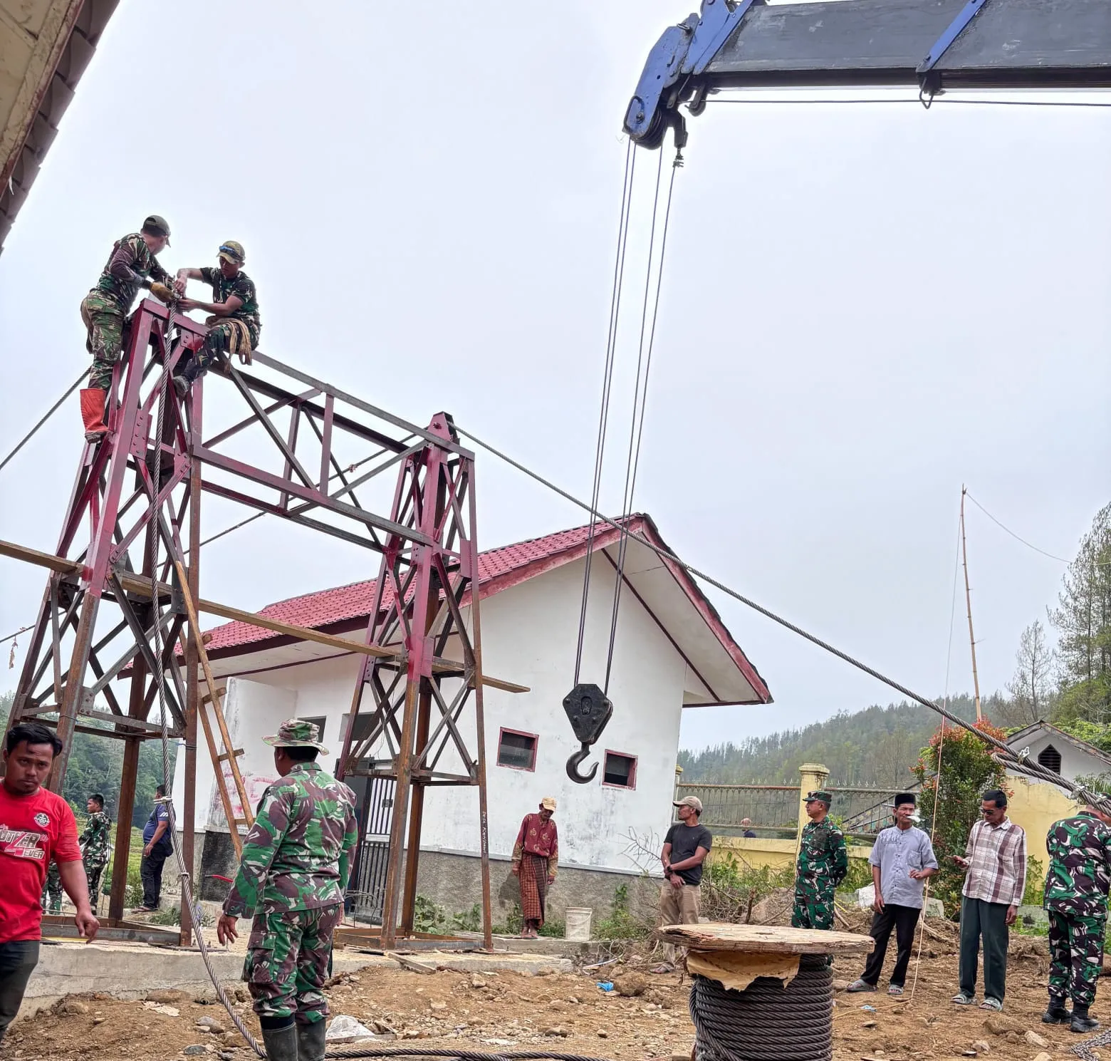 TNI Bangun Jembatan Gantung di Dabun Gelang