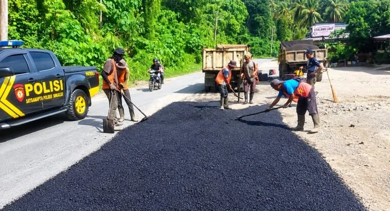 Bupati Mirwan Turun Tangan, Jalan Nasional Air Dingin Samadua yang Rusak Parah Akhirnya Diperbaiki
