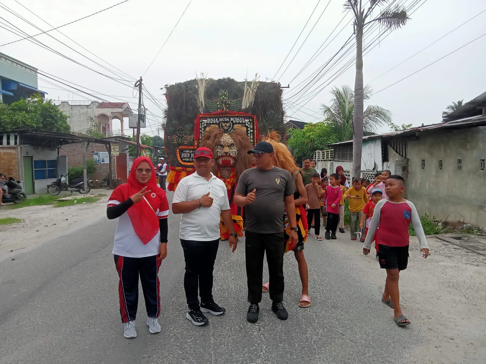 Reog Iringi Jalan Santai HUT RI ke-81 di Desa Beringin
