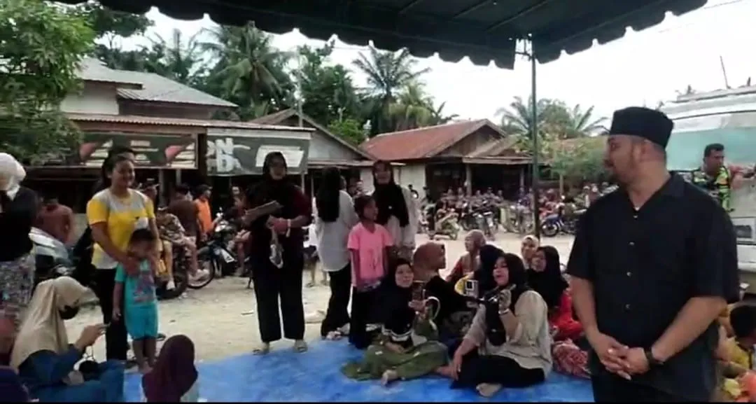Aksi Blokir Jalan Kembali, Warga Pematang Cengal Duduk Bershalawat di Tengah Jalan Tuntut Jalan Segera Diaspal