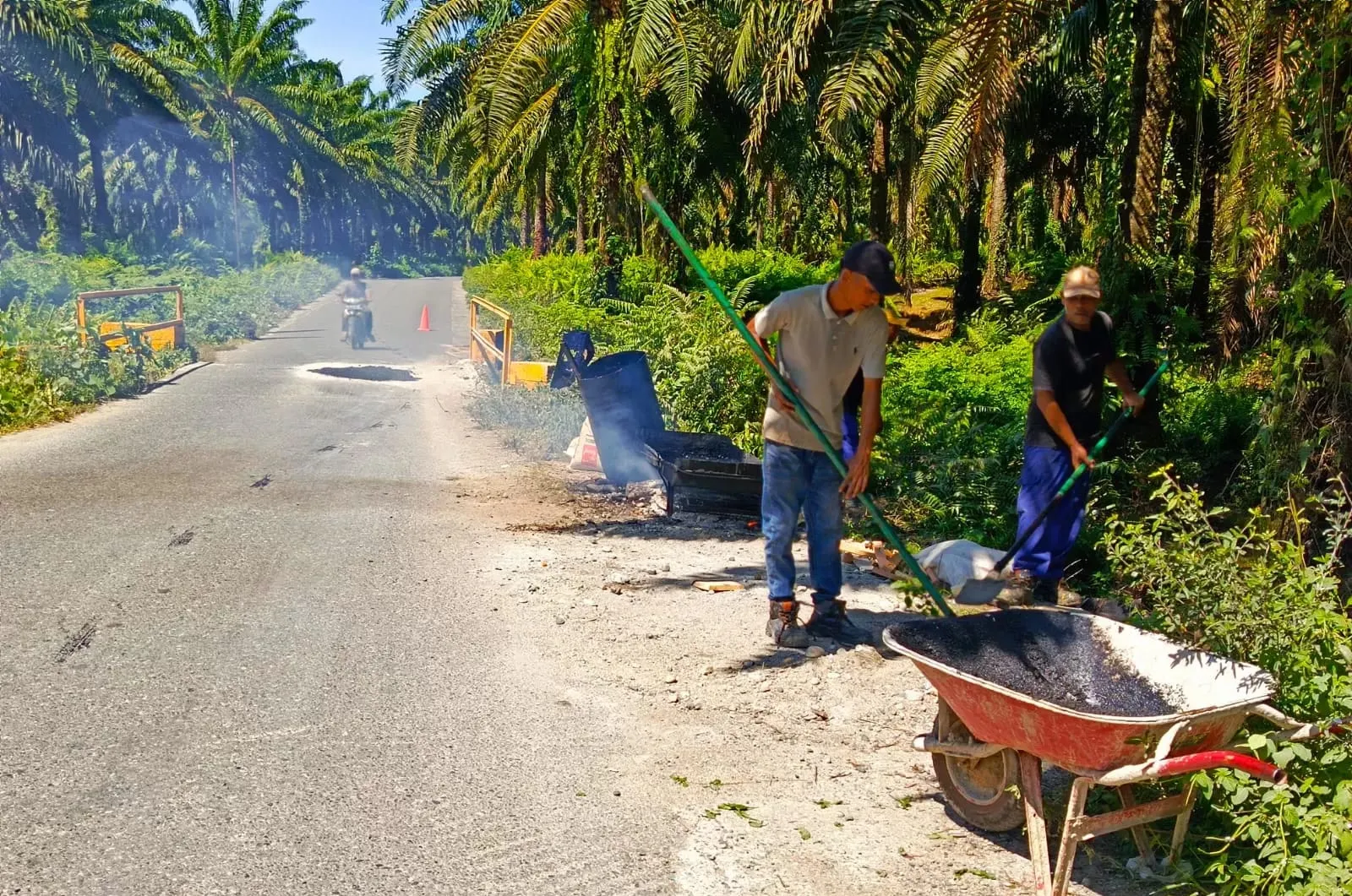 PT Socfindo Kebun Seumayam Perbaiki Jalan Rusak