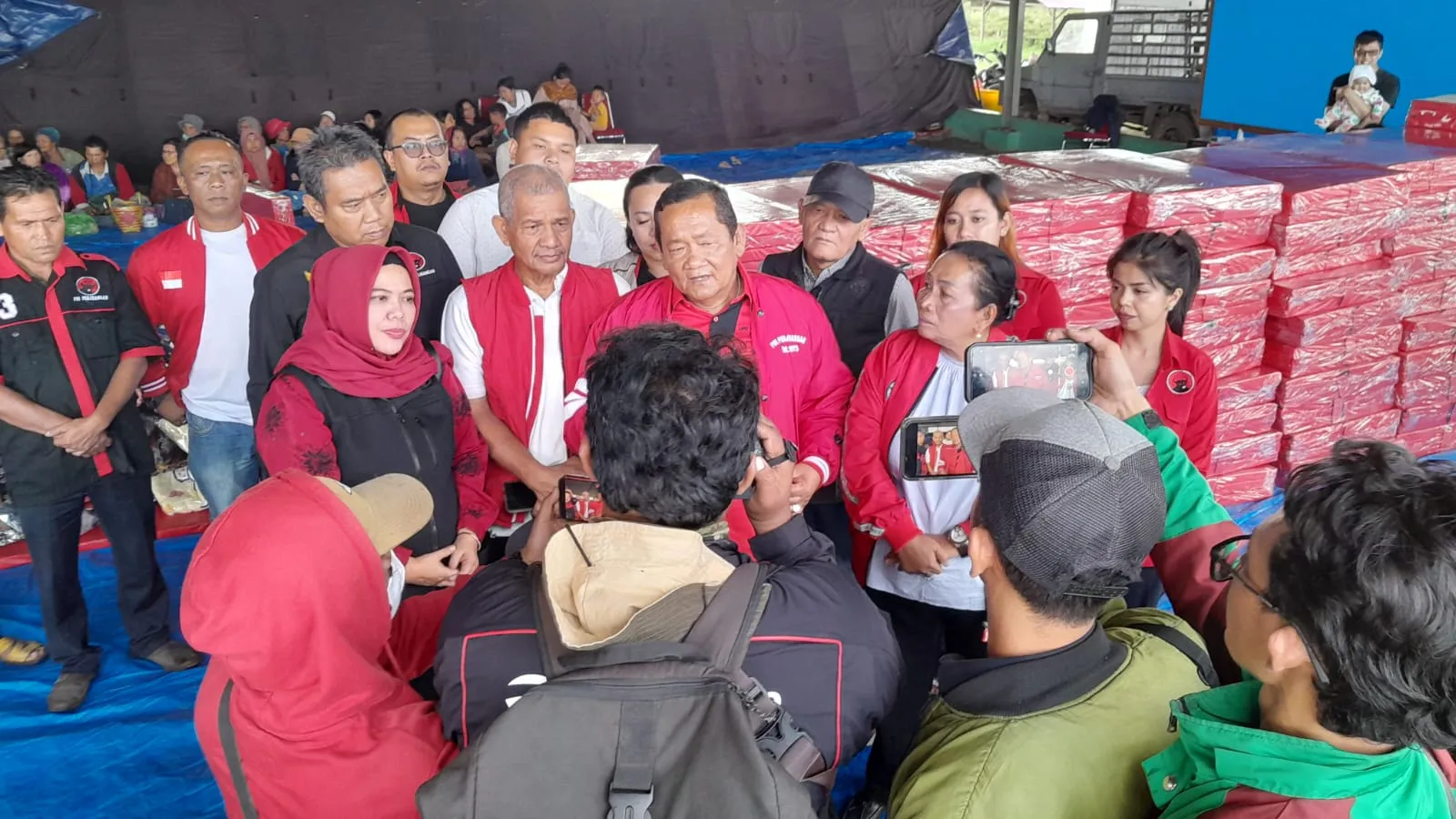 Bawa Ratusan Logistik Lengkap, Rapidin Simbolon: PDI Perjuangan Hadir di Tengah Pengungsi Sinabung
