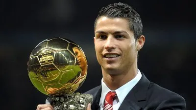 Kalahkan Messi, Ronaldo Raih Ballon d'Or Sepanjang Masa