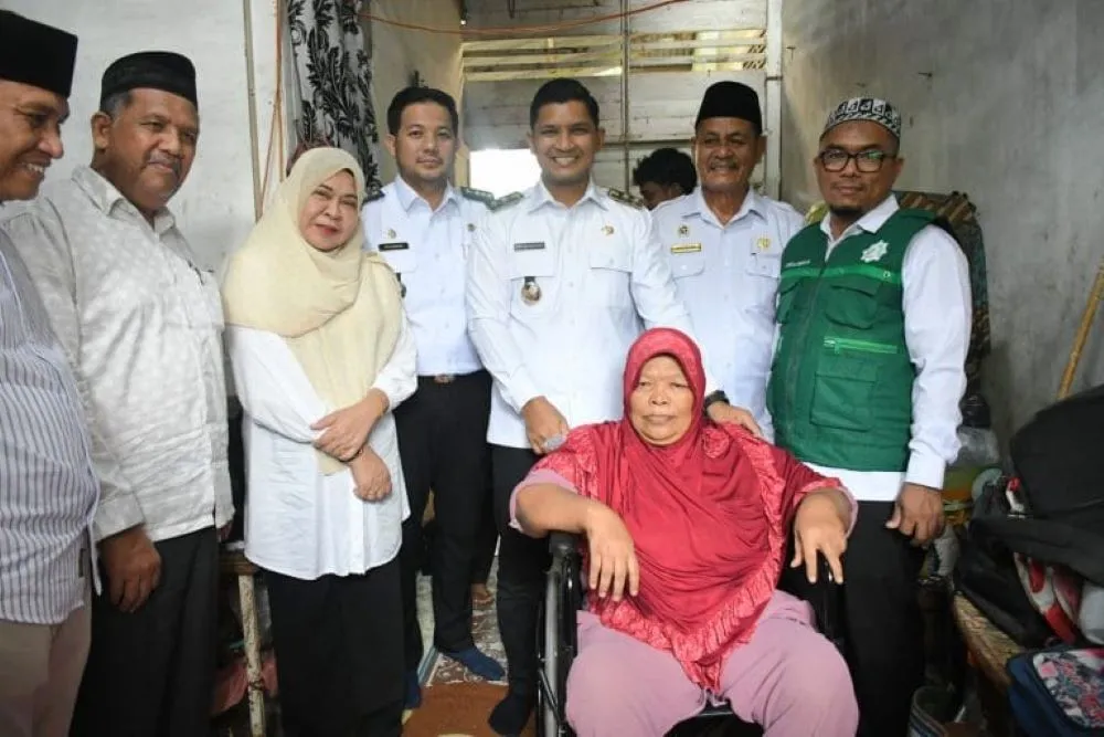 Afdhal Serahkan Bantuan Kursi Roda untuk Tiga Warga Lueng Bata