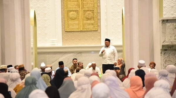 Bupati Tapsel H Dolly Pasaribu saat menyampaikan sambutan kepada 1.500 jamaah Pengajian Surya Al-Hidayah Madina yang hadir dalam rangka silaturrahmi ke Masjid Agung Syahrun Nur Sipirok.(Waspada/Ist)