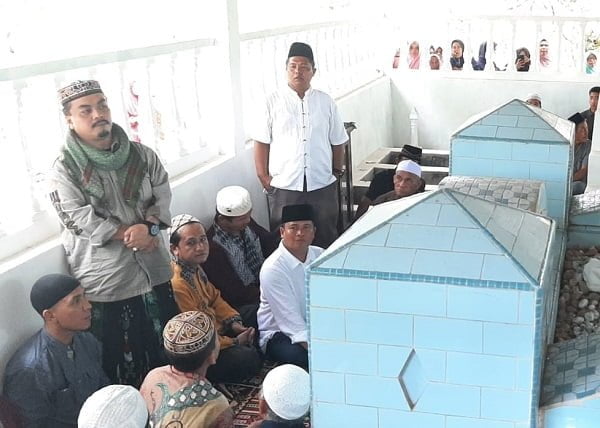 Tuan Guru H. Mahmuddin Rangkuti (berdiri depan) bersama Ketua IPK Sidempuan Arif Lubis (duduk baju putih) dan jamah Pengajian Surya Al-Hidayah menziarahi makam Tuan Syekh Zainal Abidin Harahap. (Waspada/Sukri Falah Harahap)