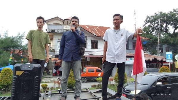 Dahrinsyah, salah seorang orator Aliansi Pemuda Aceh Tenggara ketika menyampaikan orasi ke kantor DPRK, terkait isu permainan uang dan sikap tak transparan panitia dalam perekrutan Panwaslih kecamatan. Waspada/Ali Amran