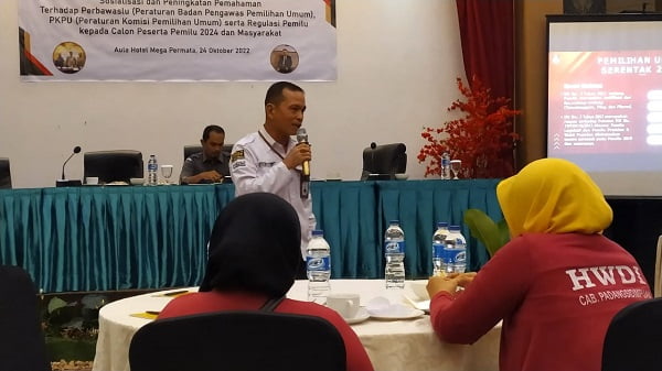 Ketua KPU Padang Sidempuan Tagor Dumora Lubis saat jadi nara sumber pada acara Sosialisasi dan peningkatan pemahaman terhadap Perbawaslu dan PKPU serta regulasi Pemilu kepada calon peserta Pemilu 2024 dan masyarakat di Aula Mega Permata Hotel, Padang Sidempuan, Senin (24/10).Waspada/Mohot Lubis