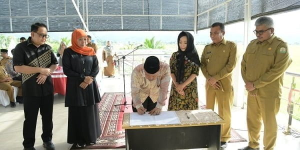 Sekda Aceh, Bustami Hamzah (kiri), mendampingi Gubernur Jawa Timur, Khofifah Indar Parawansa (dua kiri), menyaksikan serahterima Gedung Serbaguna Tgk Chik Pante Geulima atau gedung bantuan Tahir Foundation yang dilakukan Pimpinan Bank Mayapada Cabang Medan, Joelina David, di Komplek Perkantoran Bupati Pidie Jaya, Senin (24/10). (Waspada.id/Ist)