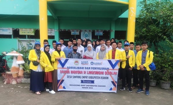 Mahasiswa KKNT FKIP UNA foto bersama dengan guru dan siswa MA Nurul Wathon Desa Simpang Empat, Kec Simpang Empat, Kab Asahan, setelah Sosialisasi dan penyuluhan bahaya penggunaan Narkoba. Waspada.id/Ist