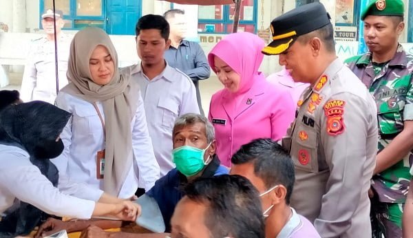 Kapolres Pidie Bersama Ketua Bhayangkari Bagikan Bansos