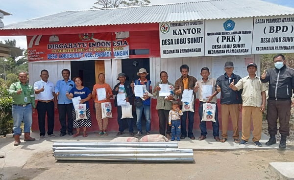 Toba Pulp Lestari (TPL) kembali beri bantuan kepada 7 KK korban bencana gempa bumi di 4 Desa, Kecamatan Parmonangan, Kabupaten Tapanuli Utara, Rabu (26/10). Waspada.id/ist