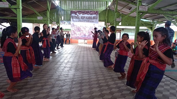 Tarian Adat Karo (Landek) di Festival Kopi Karo yang diadakan di Jambur Desa Cinta Rakyat Jumaraja. Waspada.id/Tio Bukit.