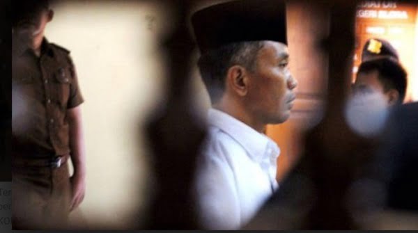 Terdakwa Bambang Tri Mulyono, pengarang buku Jokowi Undercover saat sidang agenda pembacaan putusan yang digelar Pengadilan Negeri Blora, Jawa Tengah, Senin (29/5/2017). Screenshoot Kompas.com