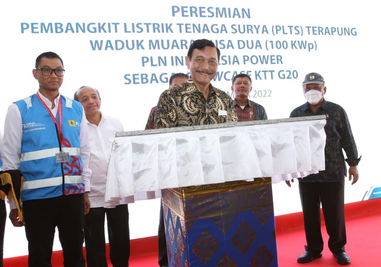 Menteri Koordinator Bidang Kemaritiman dan Investasi Republik Indonesia, Luhut Binsar Pandjaitan meresmikan Pembangkit Listrik Tenaga Surya (PLTS) Terapung Waduk Muara Nusa Dua milik PLN Group.