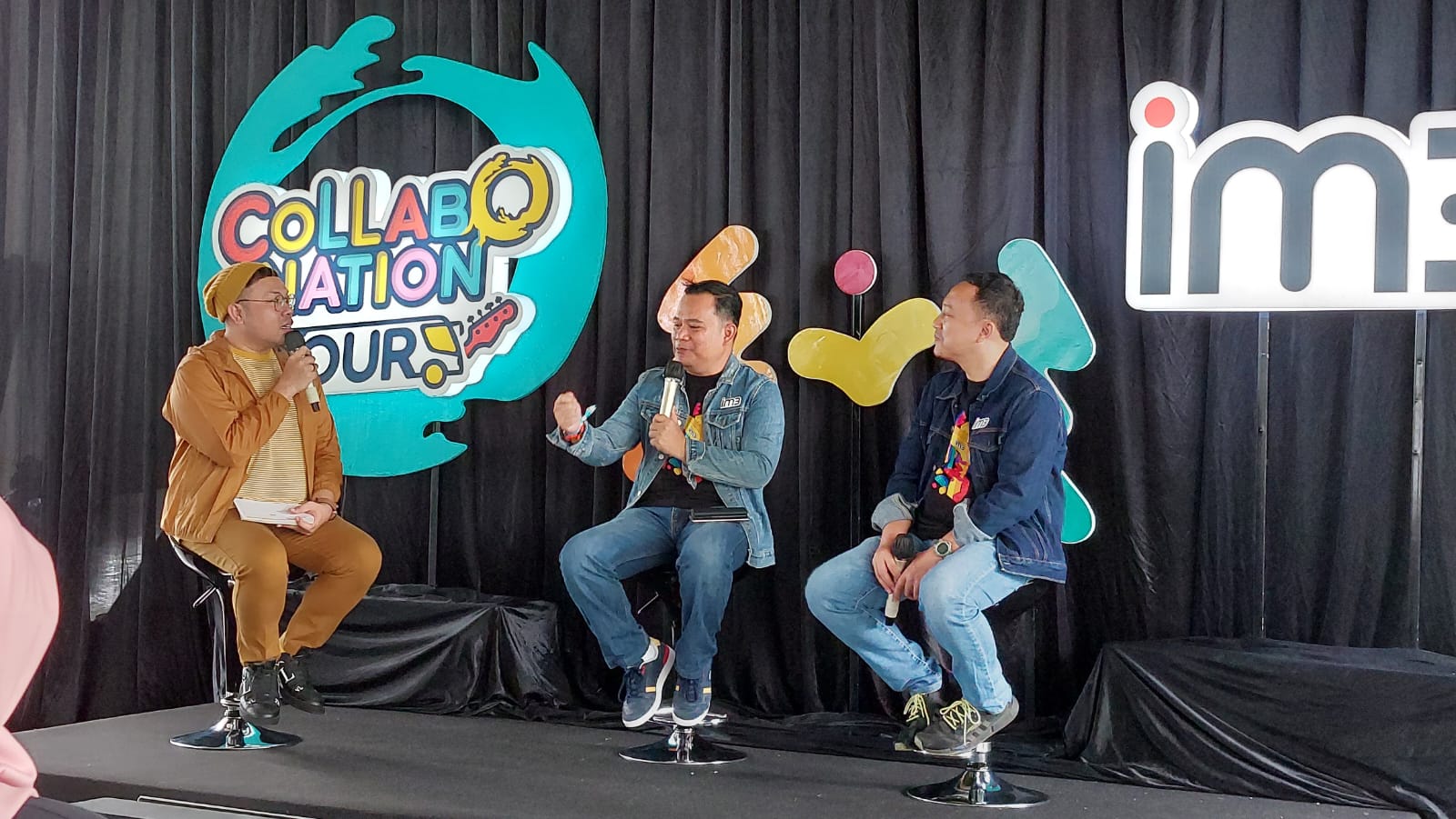 VP-Head of Direct Sales & Retail Indosat Ooredoo Hutchison, Budiono dan VP-Head of PR & Brand Activation IOH, Benny H Hutagalung saat memberikan penjelasan tentang Collabonation Tour di Medan, Jumat (25/11/2022).