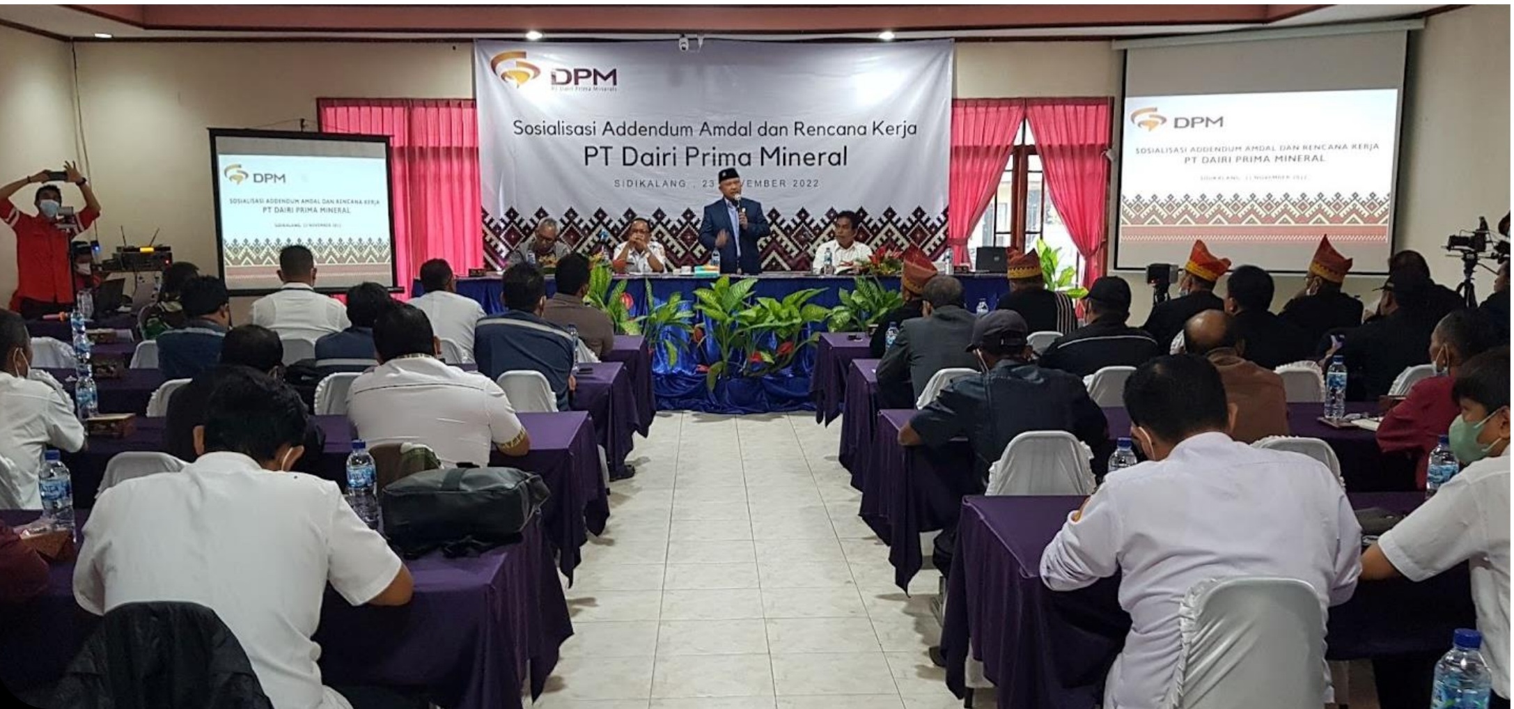 PT Dairi Prima Mineral (PT DPM) melaksanakan sosialisasi addendum AMDAL kepada pemangku kepentingan, menyusul telah diperolehnya Surat Keputusan Kelayakan Lingkungan oleh Kementerian Lingkungan Hidup dan Kehutanan RI pada Agustus 2022.