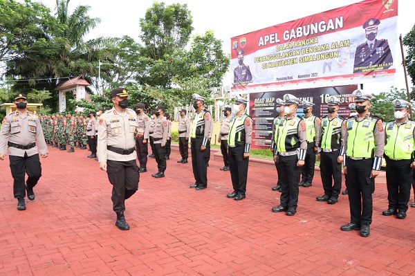 Kapolres Simalungun AKBP Ronald FC Sipayung sedang memeriksa barisan saat Apel Penanggulangan Bencana Alam di Wilayah Kabupaten Simalungun, yabg digelar di halaman Mako Polres Simalungun, Senin (14/11).(Waspada/ist)