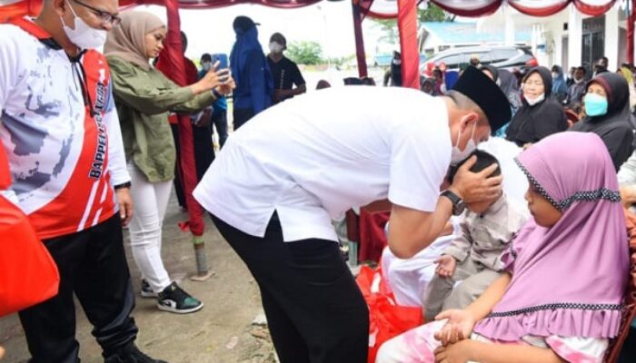Bupati Zahir Bersama Bappelitbangda Berbagi Ratusan Paket Sembako