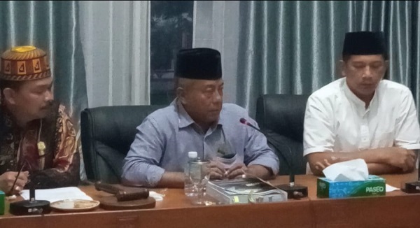 Ketua DPRK Aceh Tamiang, Suprianto didampingi Wakil Ketua Fadlon dan Muhammad Nur di Ruang Banggar DPRK Aceh Tamiang. Waspada/ Muhammad Hanafiah